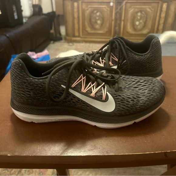 Size 8.5 - Nike Zoom Winflo AA7414-004 Gray Running Shoes - Picture 2 of 10